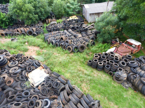 Rio Grande do sul- Depósito irregular em Ernestina, no norte do Rio Grande do Sul, tinha cerca de 30 mil pneus abandonados, lixo e carros sucateados (Divulgação/Brigada Militar de Passo Fundo/RS )